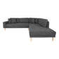 Lido Corner Sofa Open End - Canapé d'angle Open End, face à droite en gris foncé avec quatre coussins et pieds en bois naturel, HN145